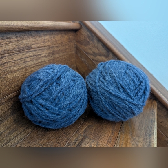 Yarn 2 balls dark blue with gray undertones Large balls 306 g total. - Picture 3 of 5